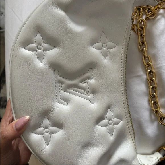 Louis Vuitton White Shoulder Bag with Gold Chain - Picture 3 of 11